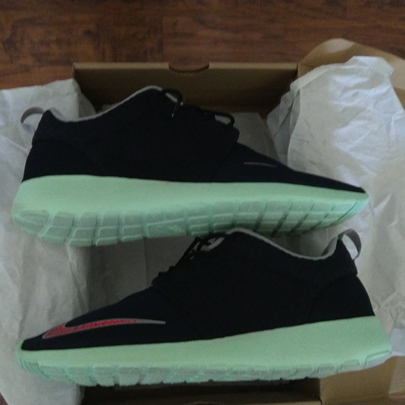 Nike Rosherun FB size 12 Black/Pink Flash/Mint/Chrome - Picture 5 of 7